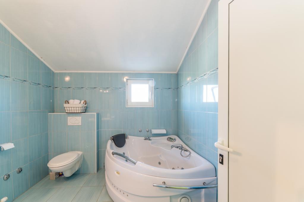 Crowonder Sun&Fun Holiday House With Large Swimming Pool, Playroom And Garden บาร์บินเย ภายนอก รูปภาพ