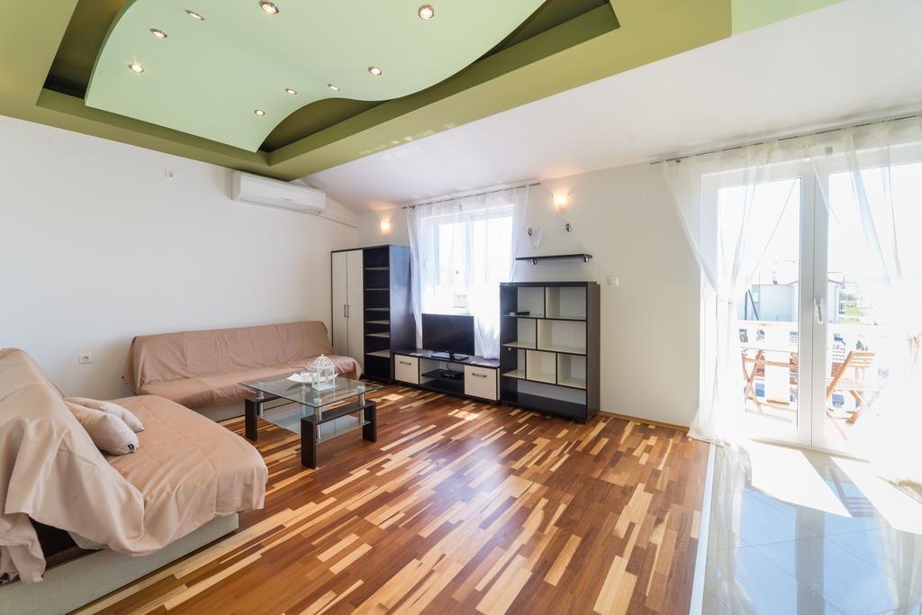Crowonder Sun&Fun Holiday House With Large Swimming Pool, Playroom And Garden บาร์บินเย ภายนอก รูปภาพ