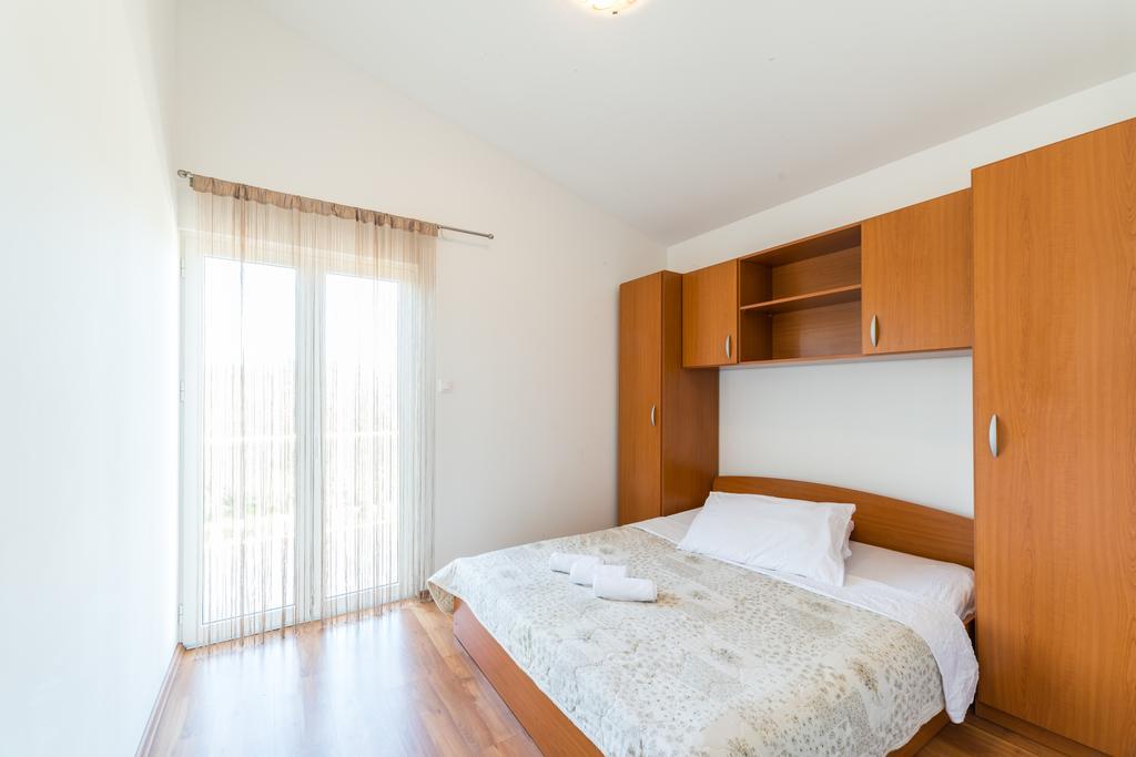 Crowonder Sun&Fun Holiday House With Large Swimming Pool, Playroom And Garden บาร์บินเย ภายนอก รูปภาพ