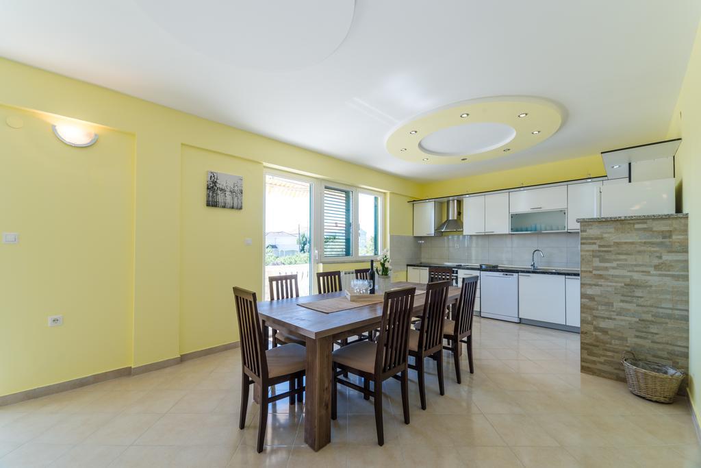 Crowonder Sun&Fun Holiday House With Large Swimming Pool, Playroom And Garden บาร์บินเย ภายนอก รูปภาพ