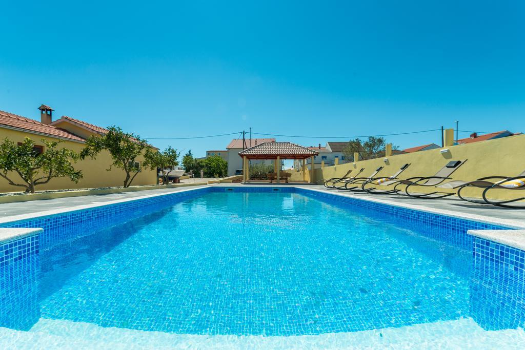 Crowonder Sun&Fun Holiday House With Large Swimming Pool, Playroom And Garden บาร์บินเย ภายนอก รูปภาพ