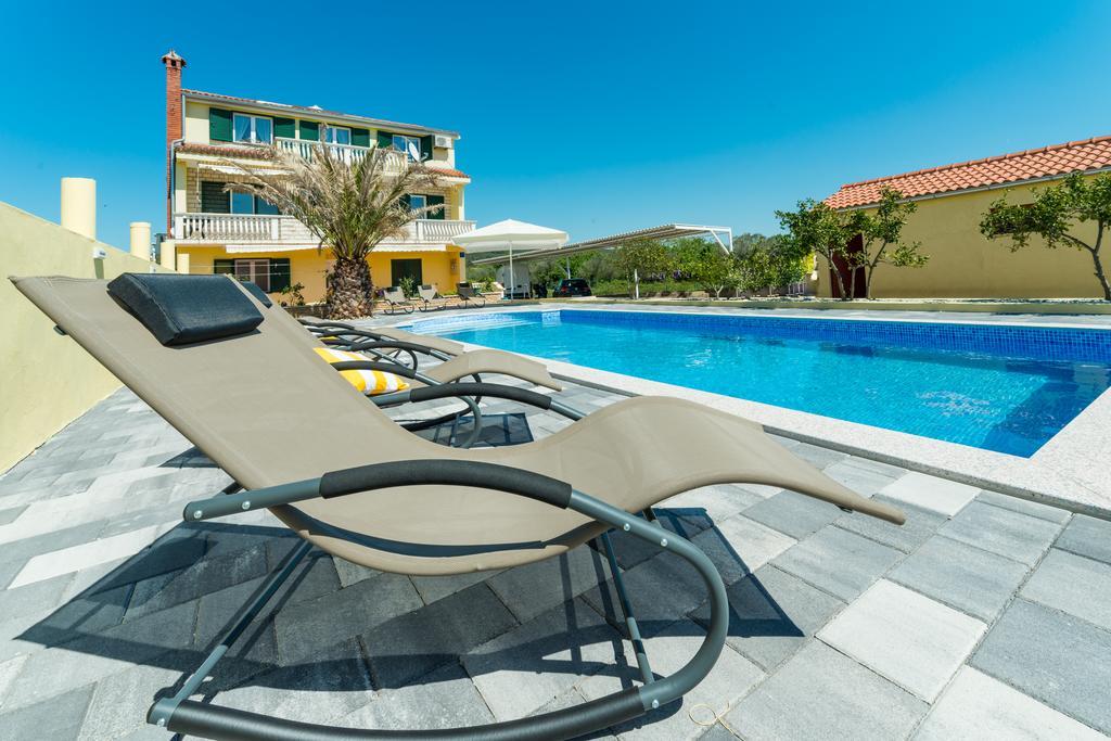 Crowonder Sun&Fun Holiday House With Large Swimming Pool, Playroom And Garden บาร์บินเย ภายนอก รูปภาพ
