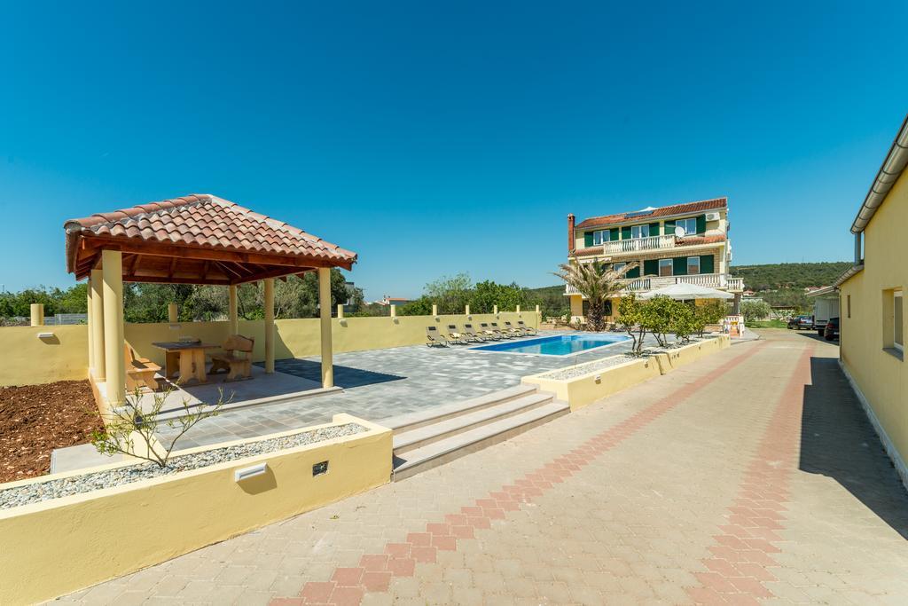 Crowonder Sun&Fun Holiday House With Large Swimming Pool, Playroom And Garden บาร์บินเย ภายนอก รูปภาพ